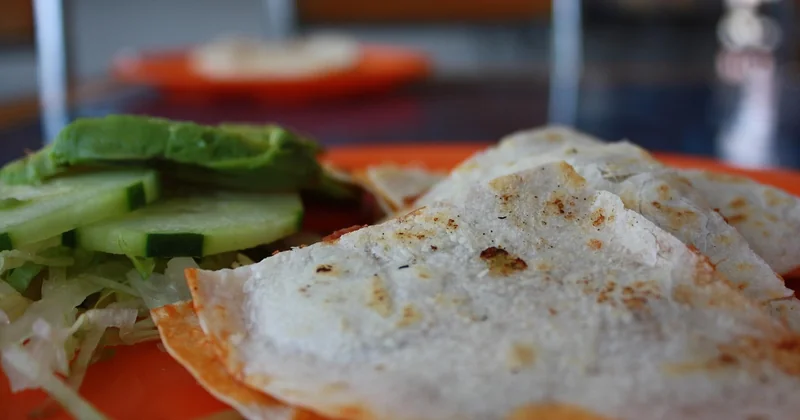 La base : des tortillas de maïs faites maison