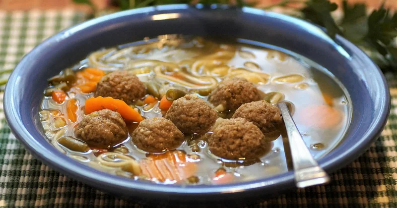 Le bouillon, la viande et l'ordre des légumes