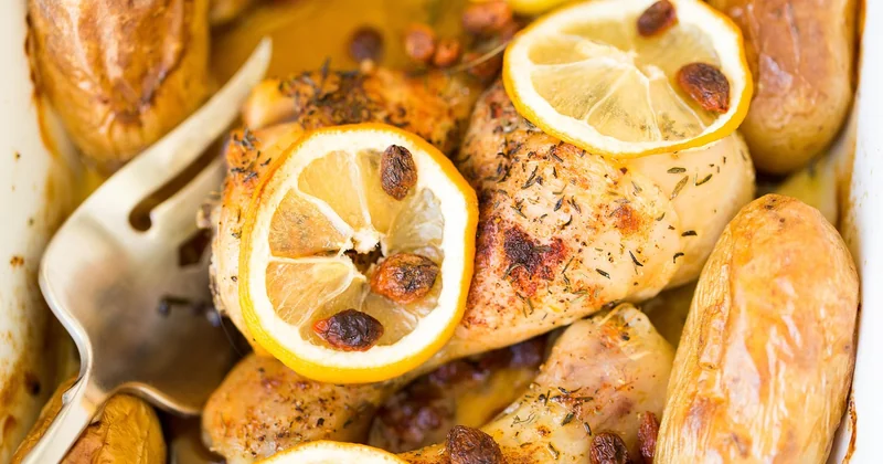 Poulet rôti au four avec pommes de terre : l'ordre compte