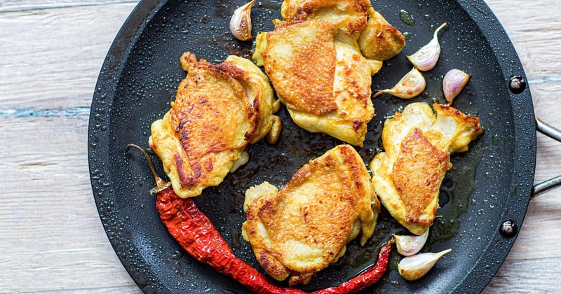 Comment cuisiner un poulet rôti moelleux maison : la méthode facile